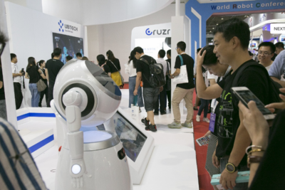 能迎賓講解還會(huì)推銷(xiāo)？世界機(jī)器人大會(huì)上，深圳制造的智能“服務(wù)員”為何如此出彩