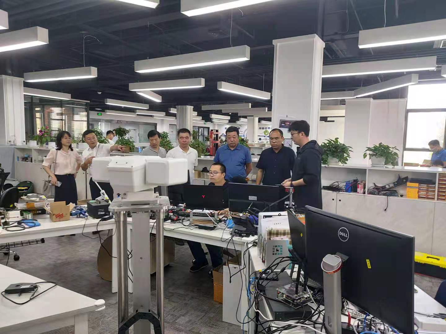 攜手并進(jìn)，智造未來(lái) 我校與沈陽(yáng)呂尚科技公司深化校企合作，共探智能機(jī)器人研發(fā)新篇章